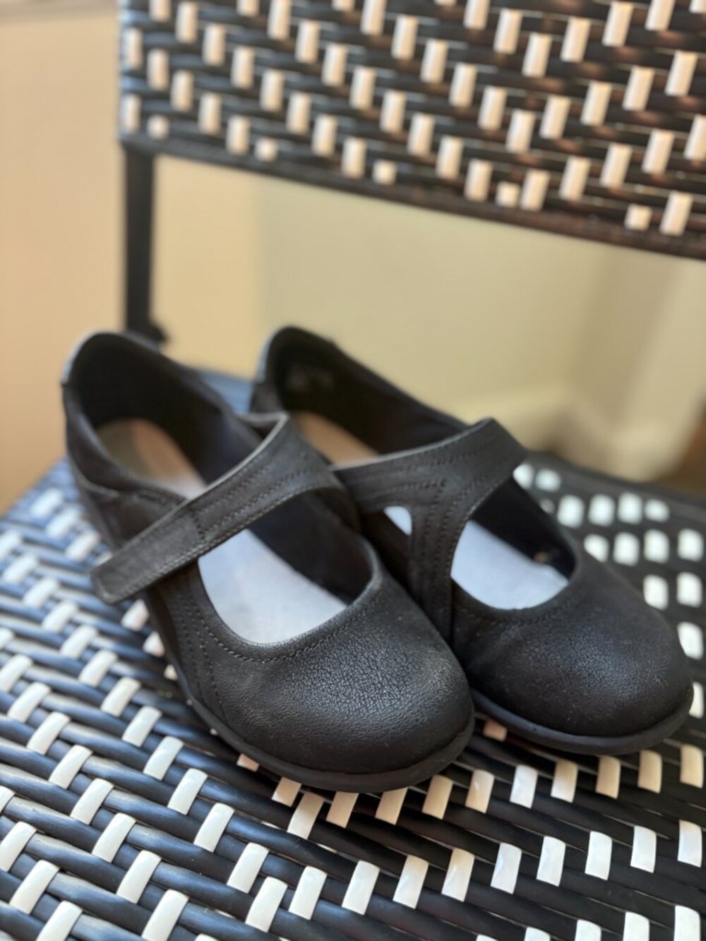 Clarks Black Mary Jane Comfort Flats Women's Size 7.5 Wide (EU 38) Hook & Loop
